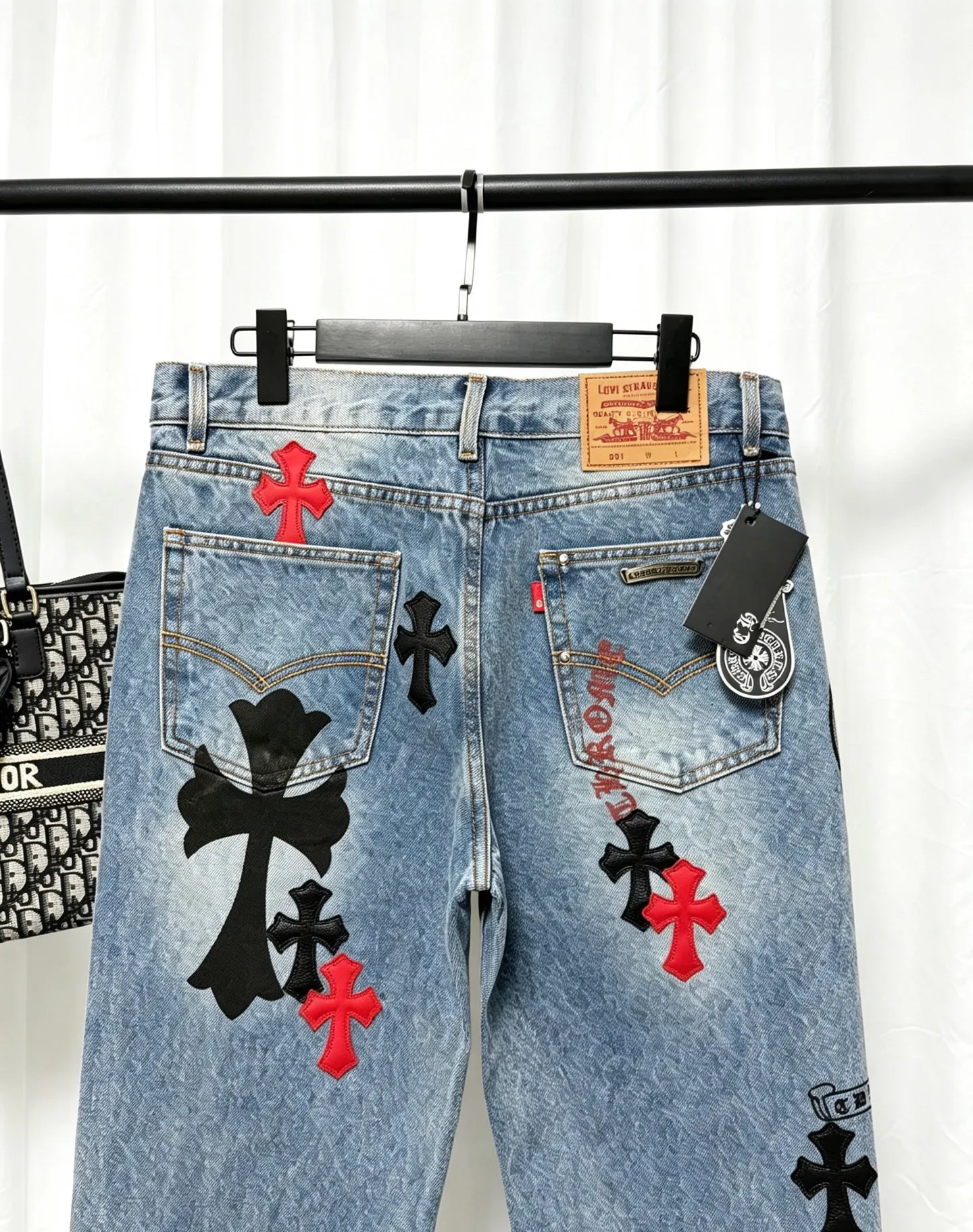 Chrome Hearts Chrome Hearts ， ， Retro ， 。 Chrome Hearts × Levi’s ， Classic ， ， ， 。 、 ， ， ， ， ， ； 、 、 ， ， 。 ✖️Levi’s ， Genuine Leather ， ，Retro ， 。